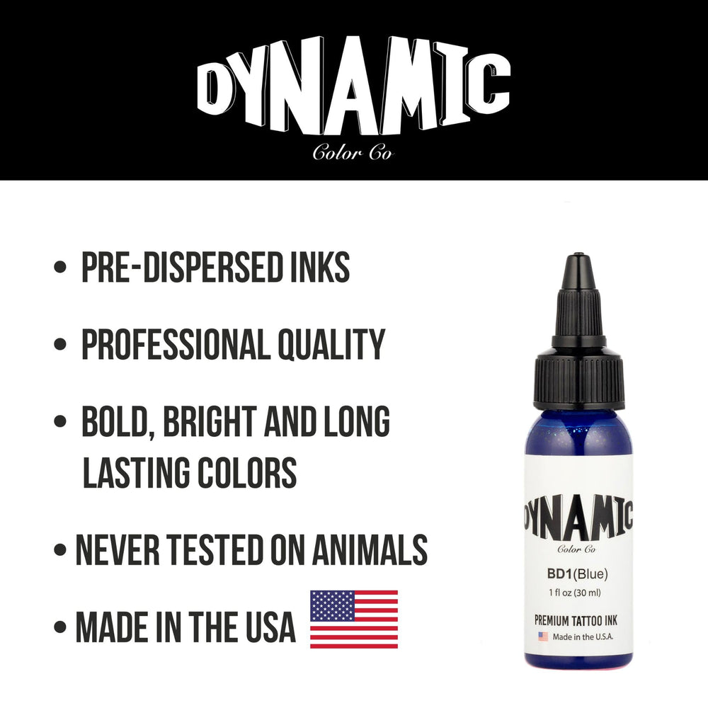 Artiste appliquant l'encre bleue Dynamic Color Co sur peau, précision et couleur vive.