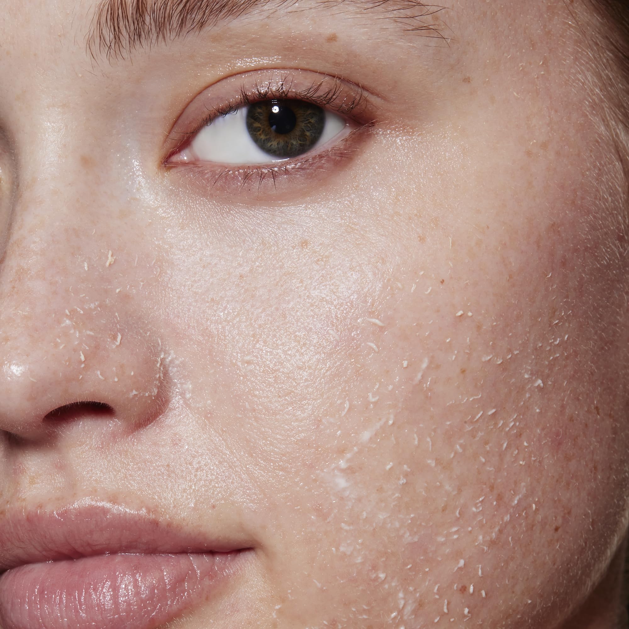 Massage circulaire sur le visage avec l exfoliant doux pour un teint frais
