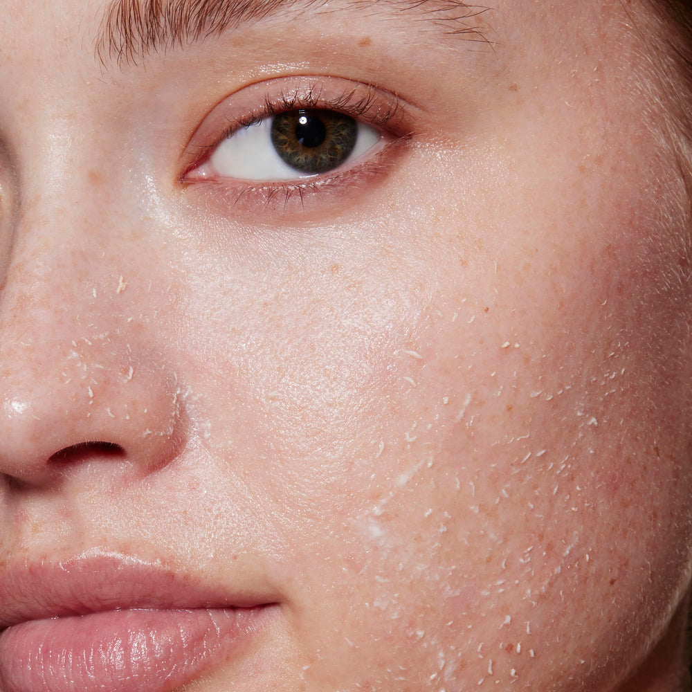 Massage circulaire sur le visage avec l exfoliant doux pour un teint frais