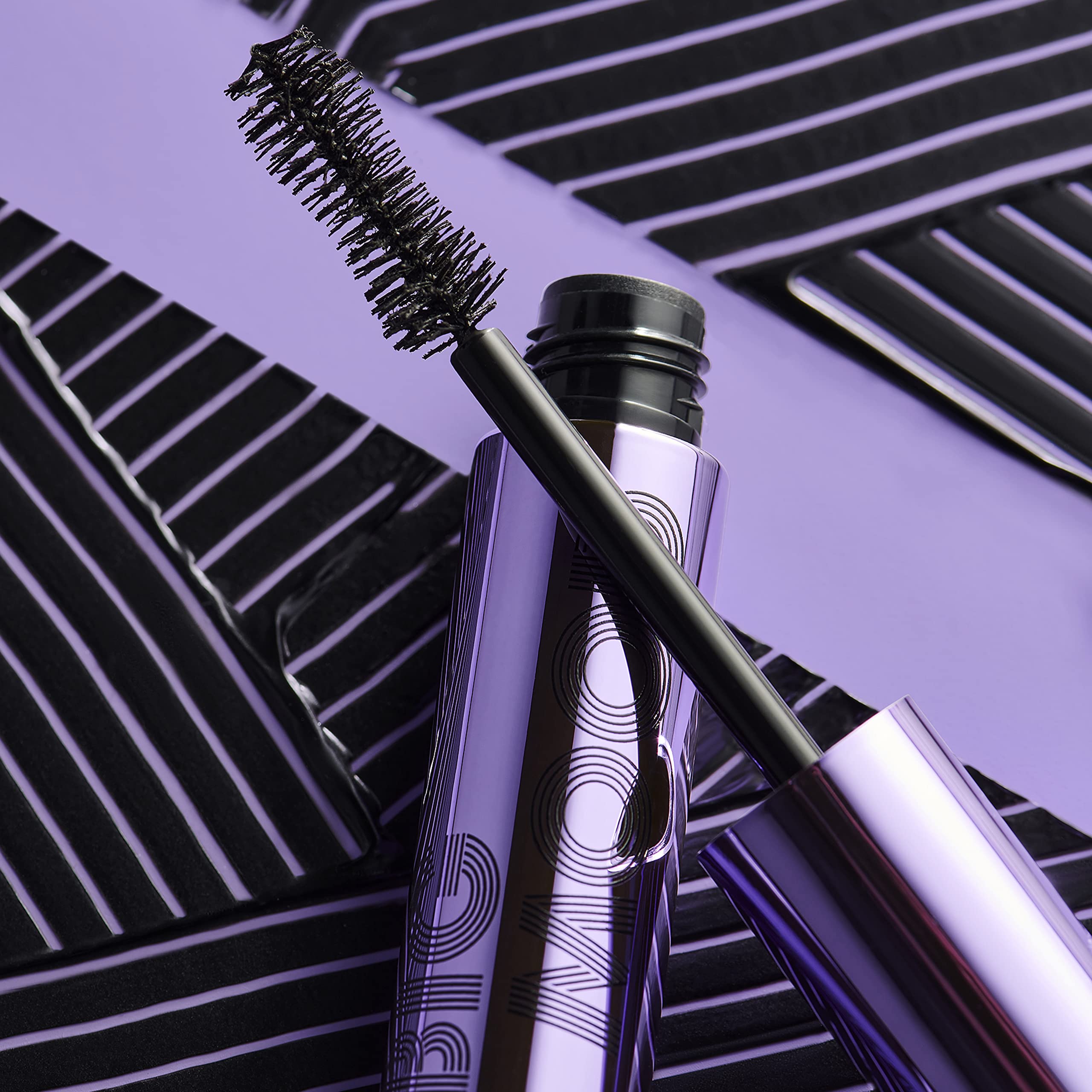 e.l.f. Big Mood Mascara assure une séparation précise des cils pour un regard ouvert.