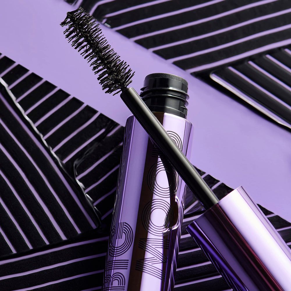 e.l.f. Big Mood Mascara assure une séparation précise des cils pour un regard ouvert.