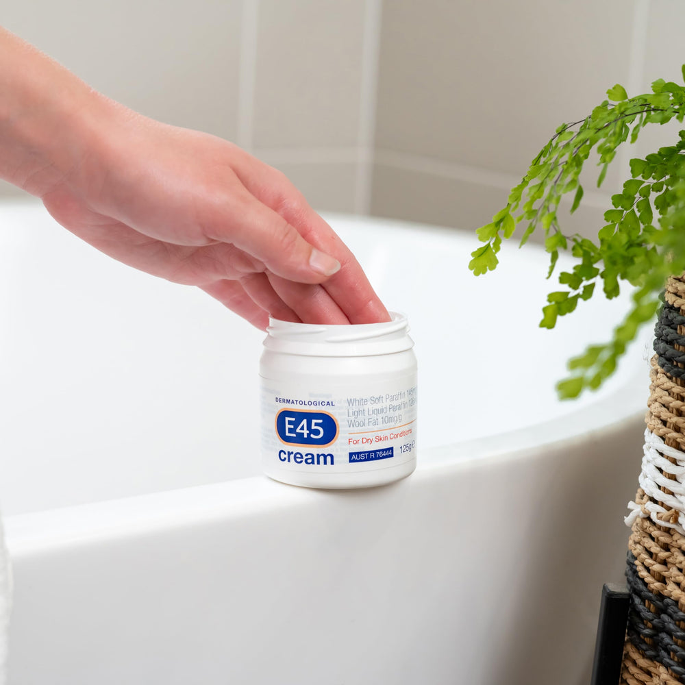 Peau apaisée avec E45 — hydratation continue.