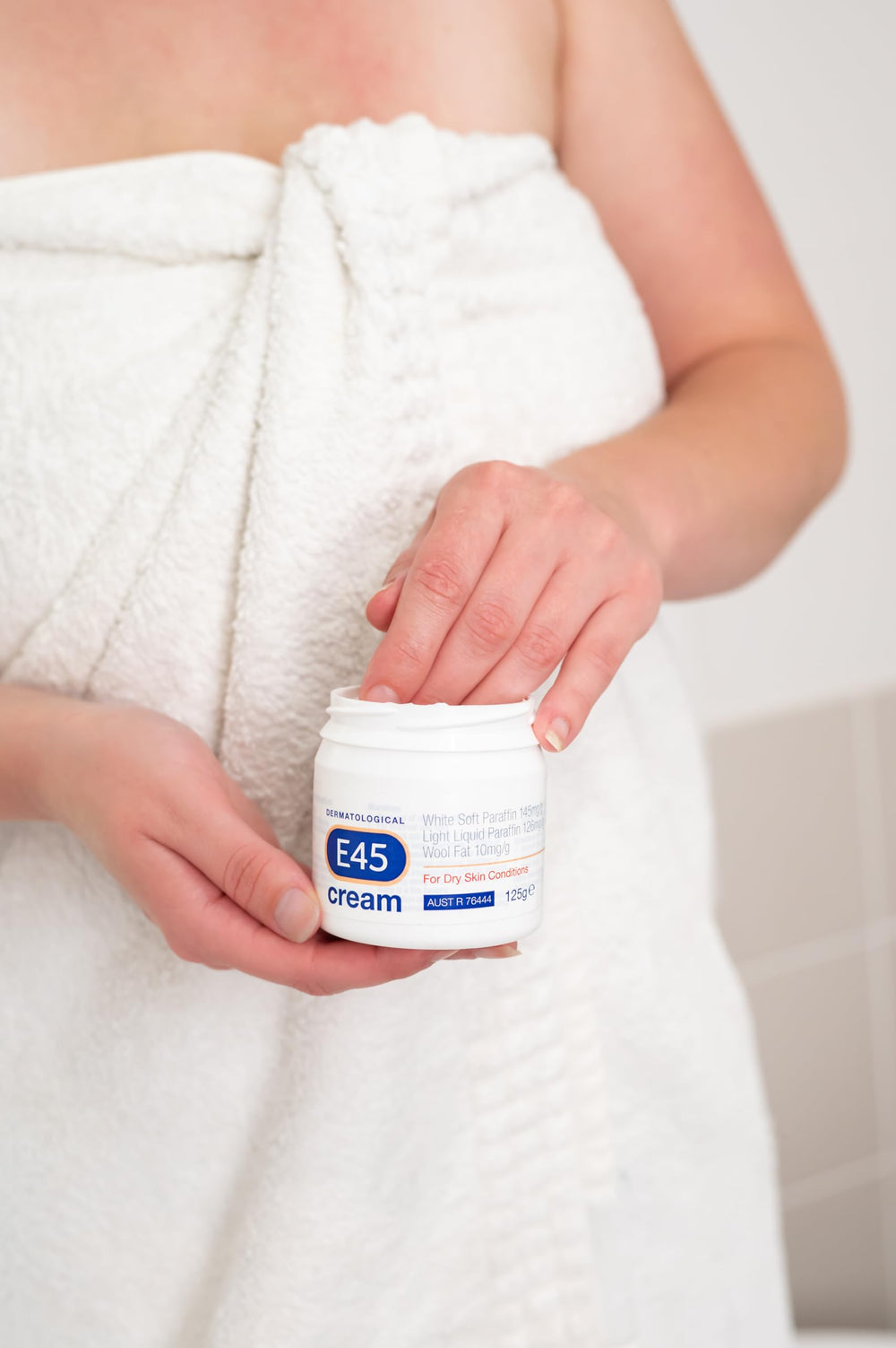 Utilisation quotidienne E45 — soin pour peau sensible.