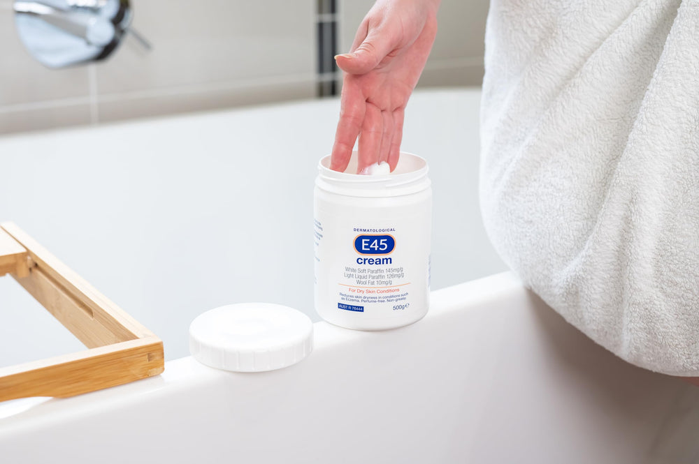 Rituel quotidien avec E45 pour peau apaisée