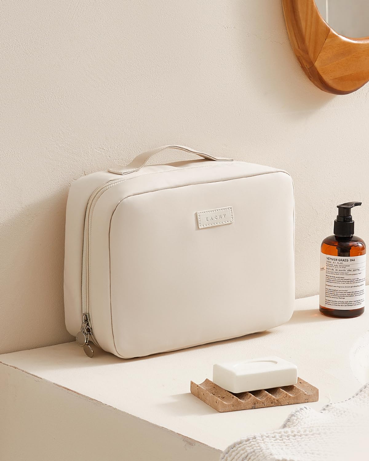 Sac Eachy en cuir PU beige, durable et élégant.