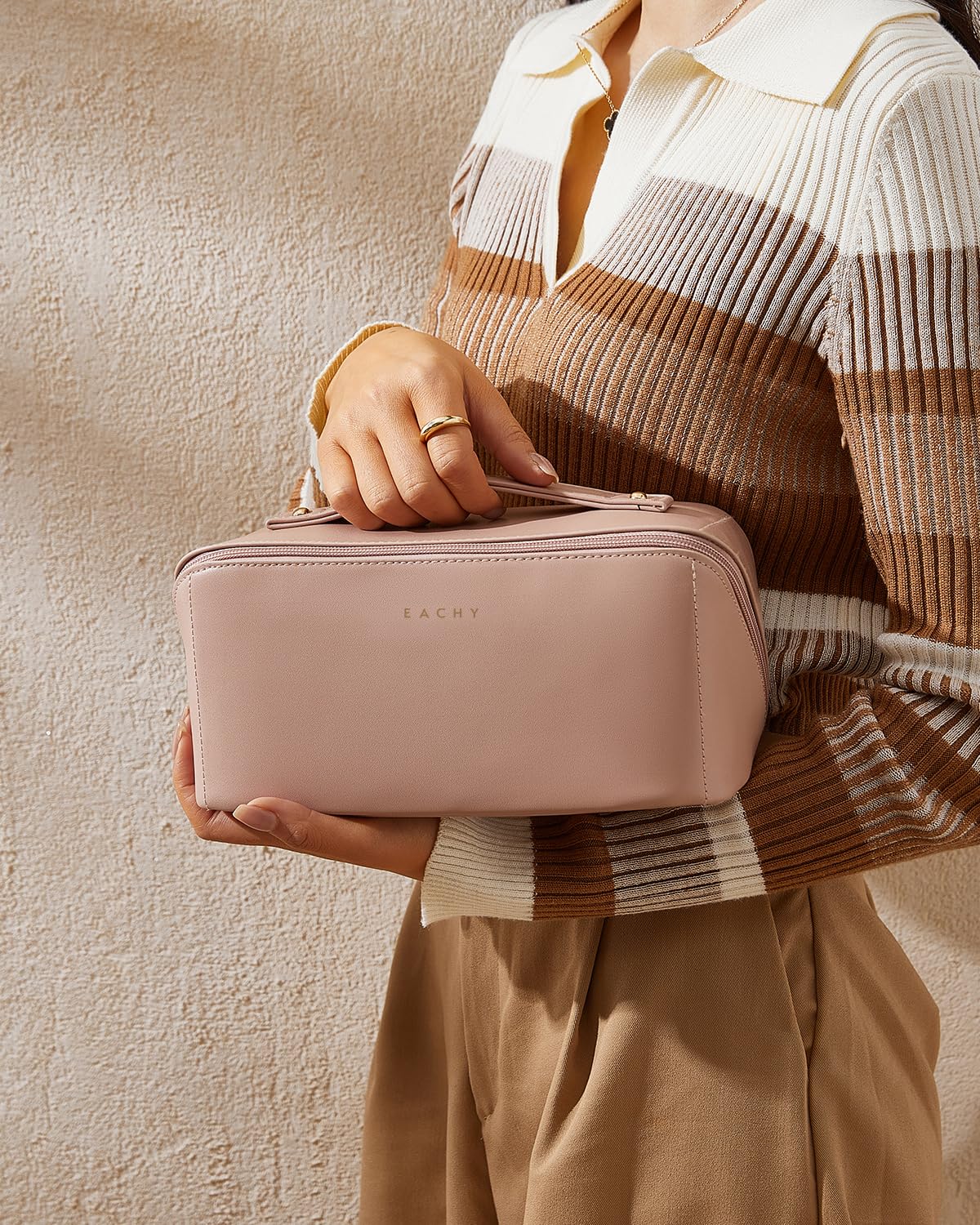 EACHY Travel Makeup Bag design rose élégant pour un look chic en voyage.