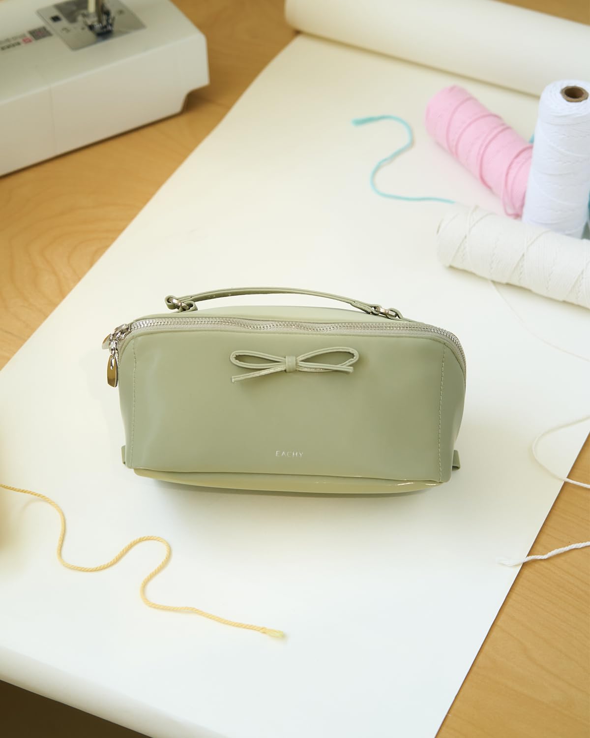Eachy trousse-maquillage-design-perle: allure élégante qui complète votre kit beauté.