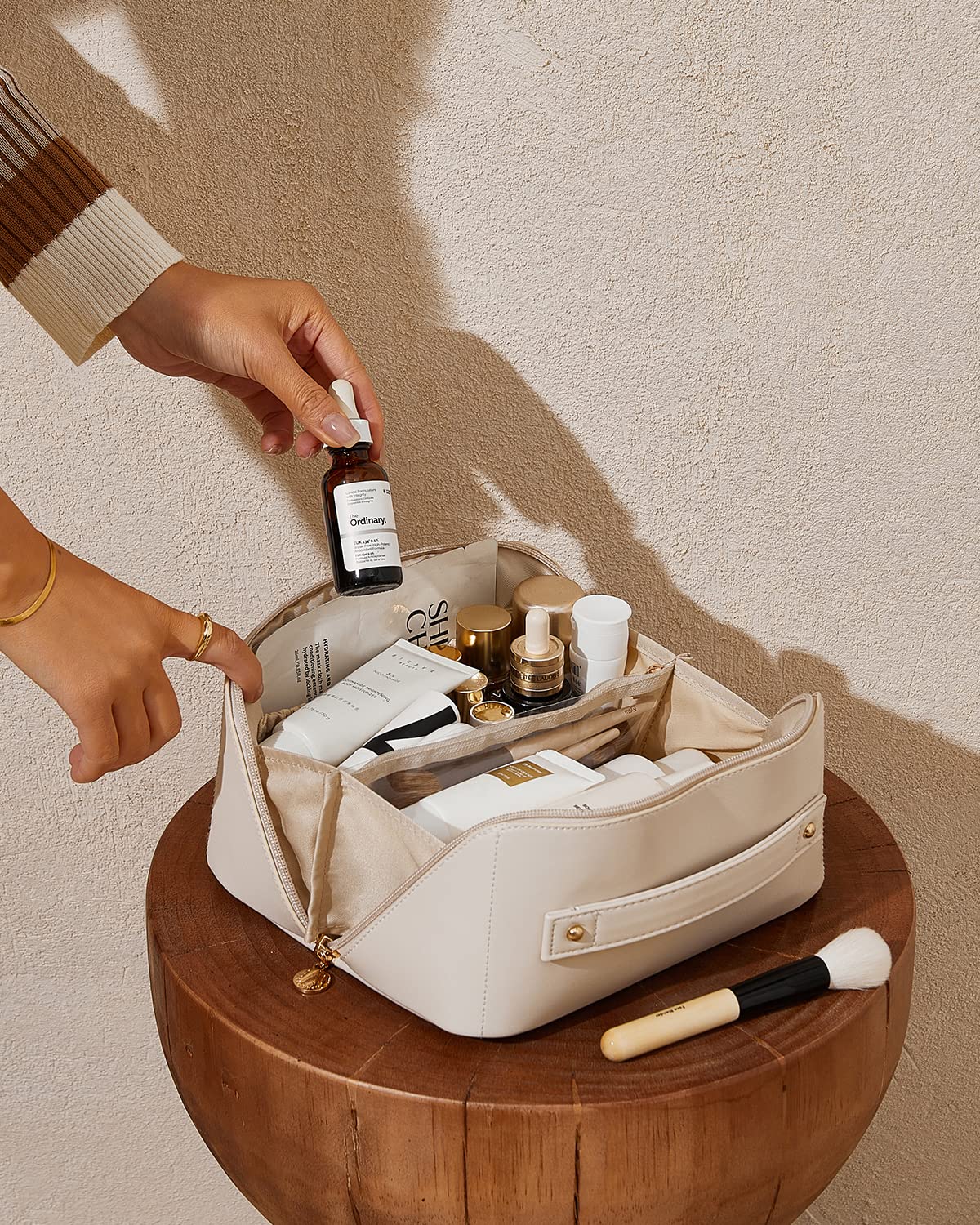 Eachy utilisation polyvalente, peut servir de trousse de toilette ou sac.