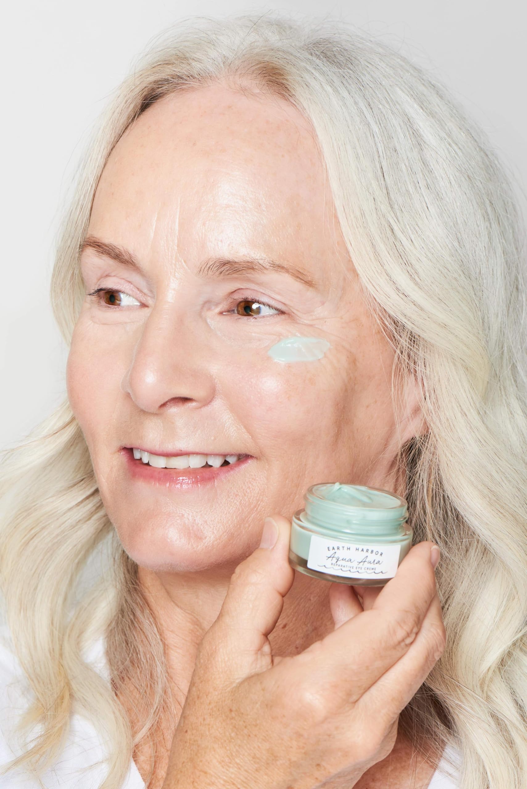 Earth Harbor AQUA AURA Crème Yeux – application douce autour des yeux.