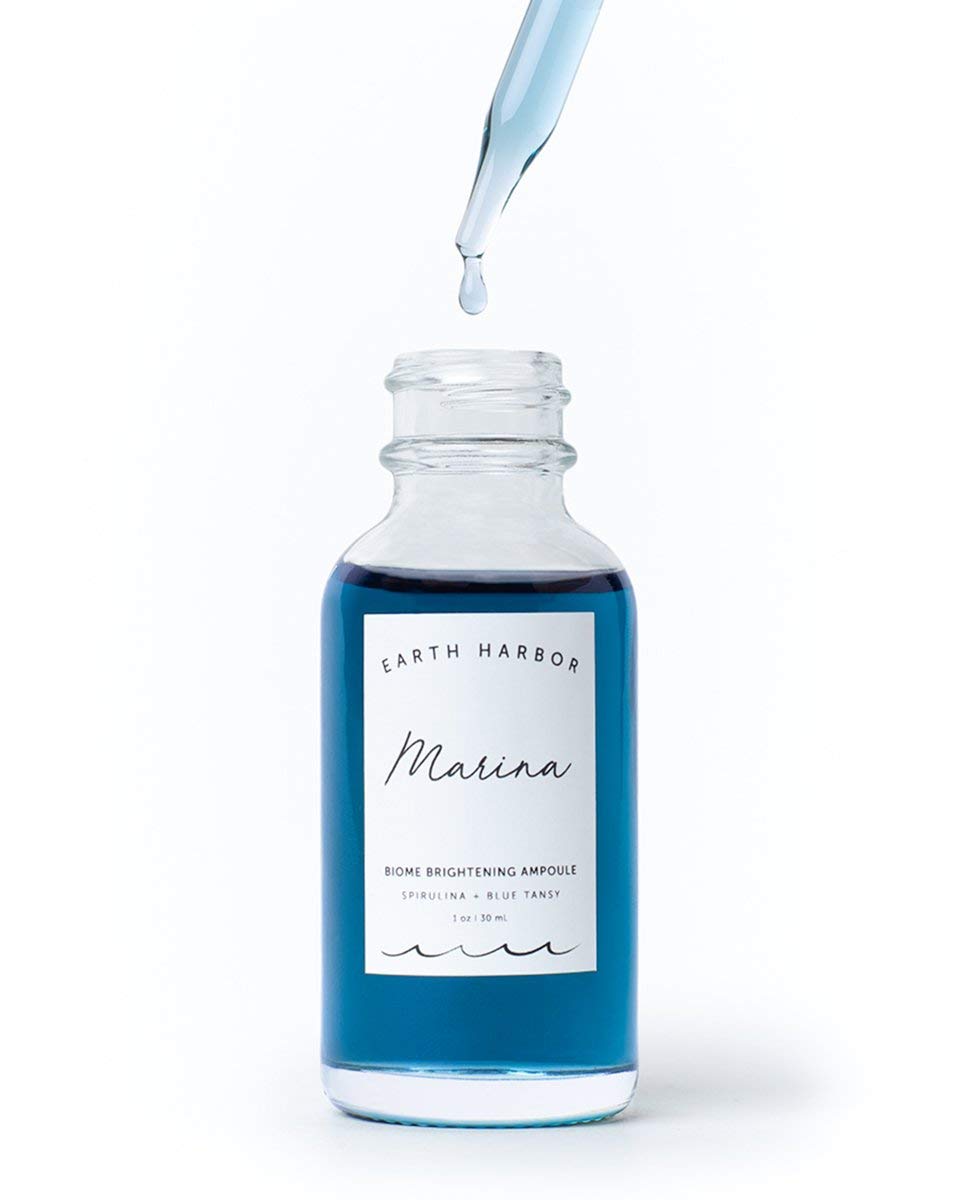 Earth Harbor MARINA Biome Brightening Ampoule: Blue Tansy et Spirulina, promesse d'éclat subtil.