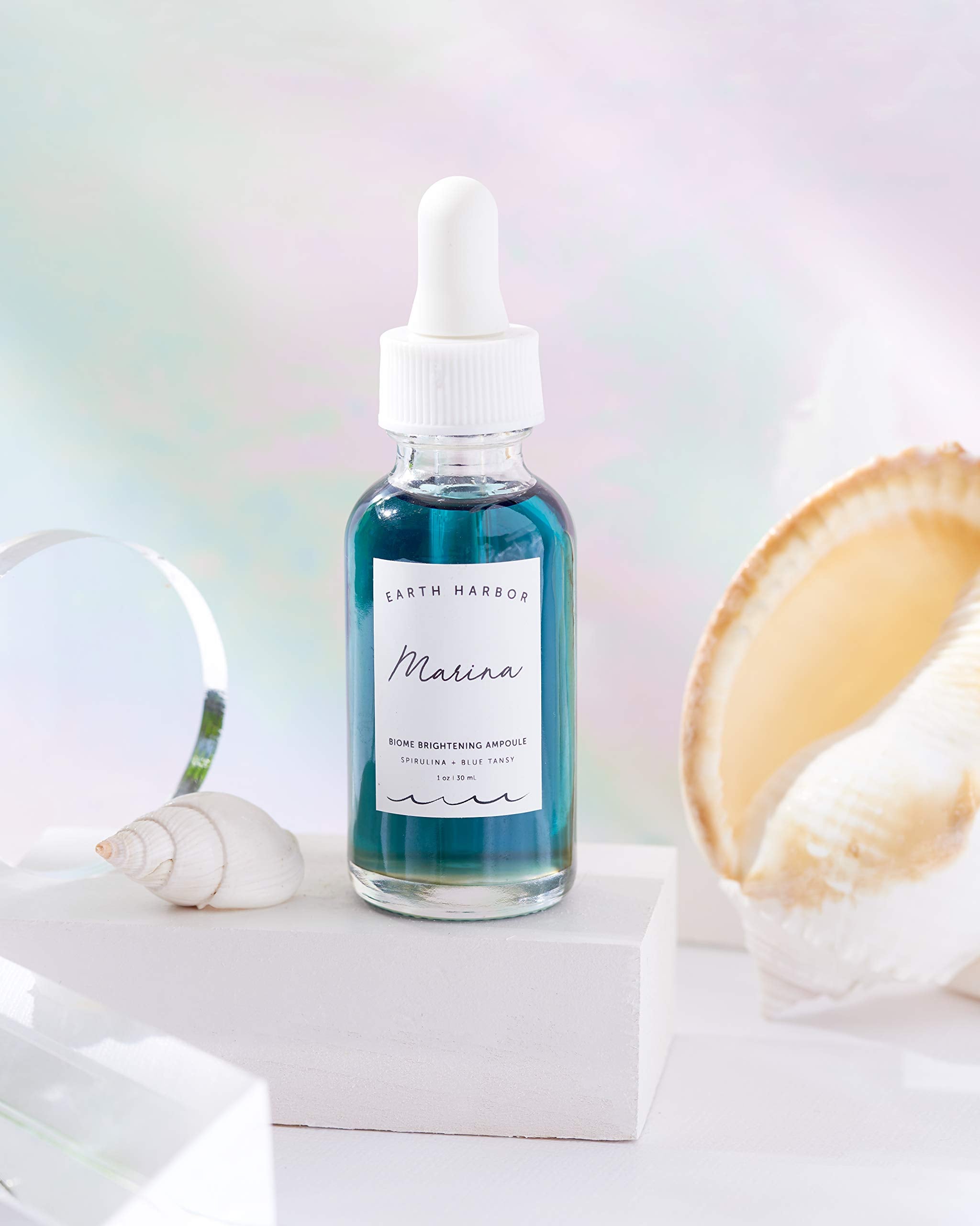 Texture gel-huile de MARINA Biome, goutte révélant absorption rapide.