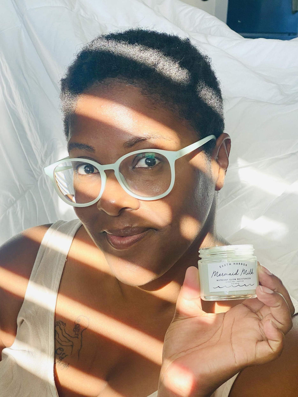 Application quotidienne de Mermaid Milk pour hydrater et préparer le teint.