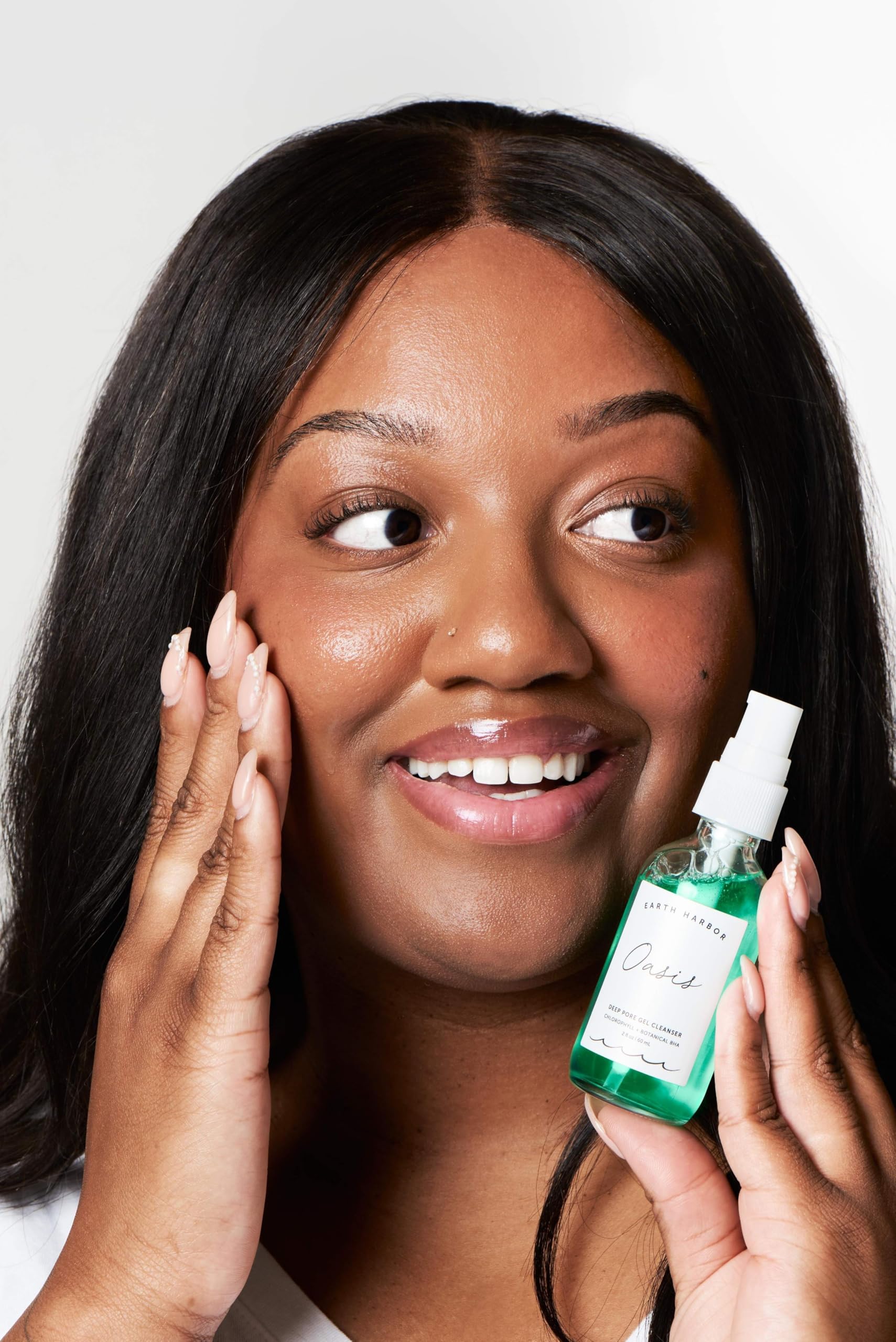 Earth Harbor Oasis Deep Pore Gel Cleanser — massage sur peau humide pour nettoyer en profondeur.