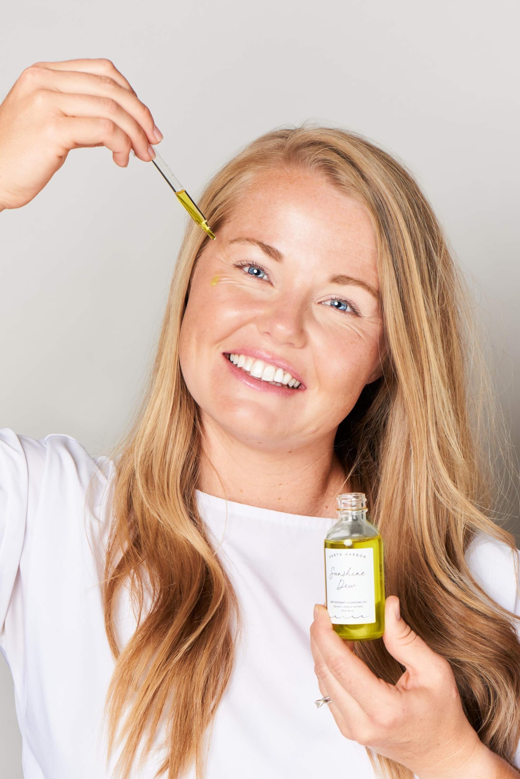 Sunshine Dew: massage visage purifiant et revitalisant lors du rituel de soin.