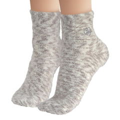 Earth Therapeutics Aloe Socks détail texture moelleuse pour le confort quotidien.