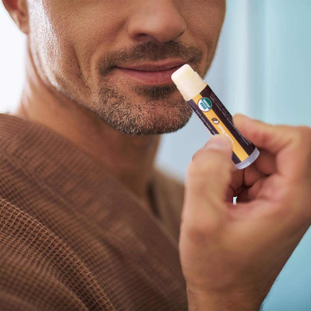 Utilisation polyvalente: base de rouge à lèvres ou soin ciblé.