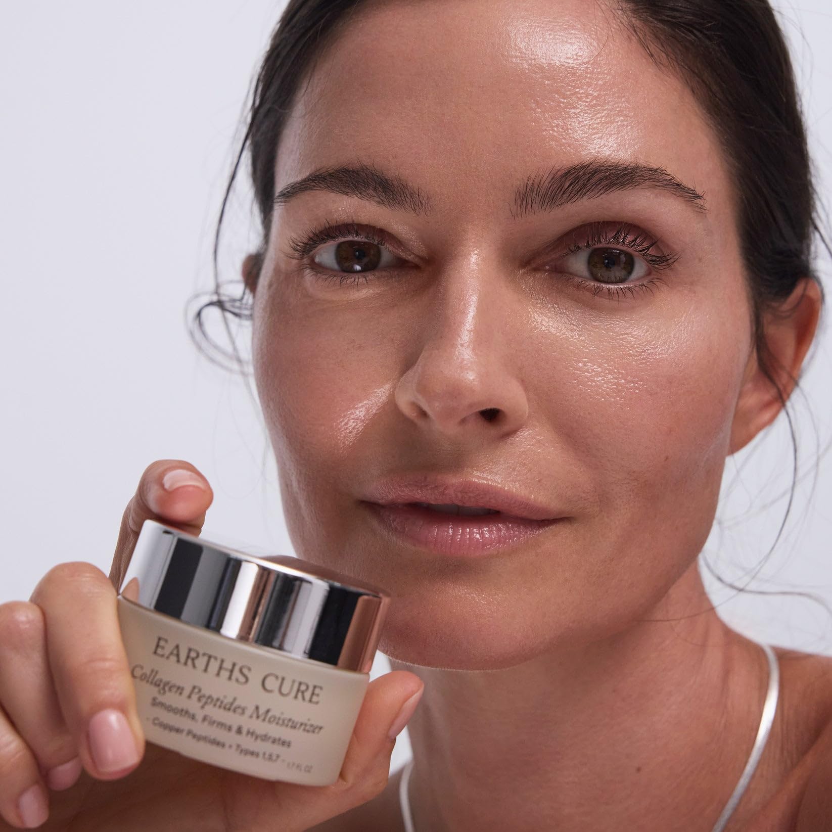EarthsCure crème nano-peptide contour des yeux – application ciblée pour le regard.