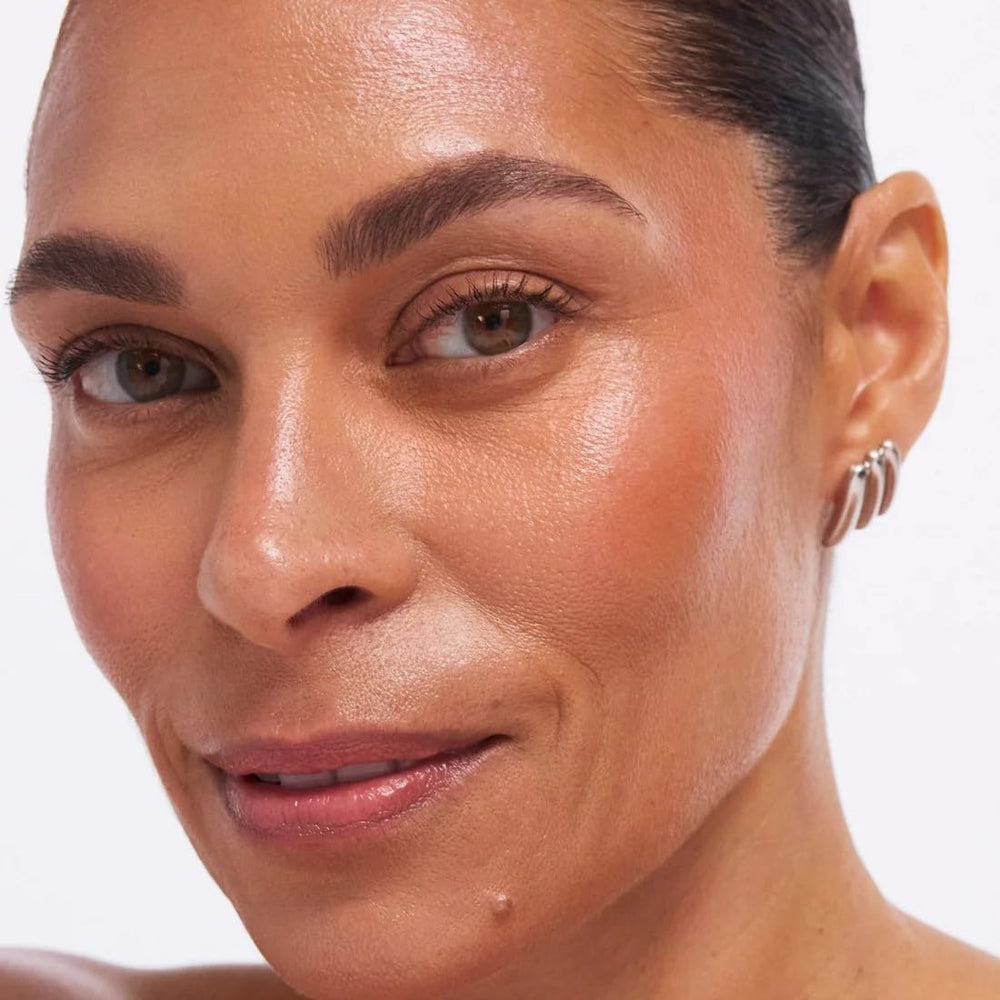 EarthsCure Glow Trio application-sans-trace : texture crème qui glisse sans démarcations.