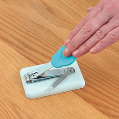 Easi-Grip Peta Table Coupe-Ongles utilisation sur table pour meilleure visibilité.