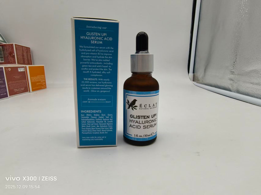 Rituel gua sha complété par le sérum hydratant Eclat Skincare.