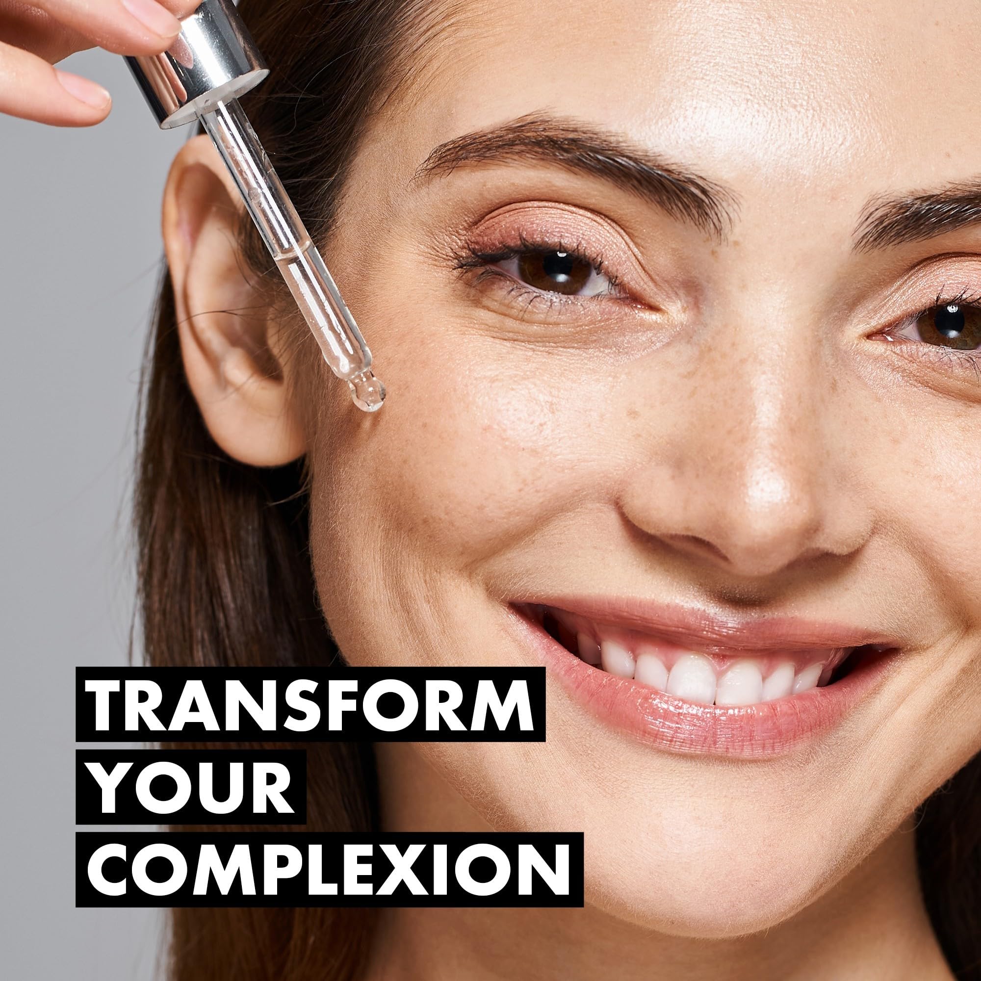 Application vitamine C Eclat Skincare pour illuminer le teint.