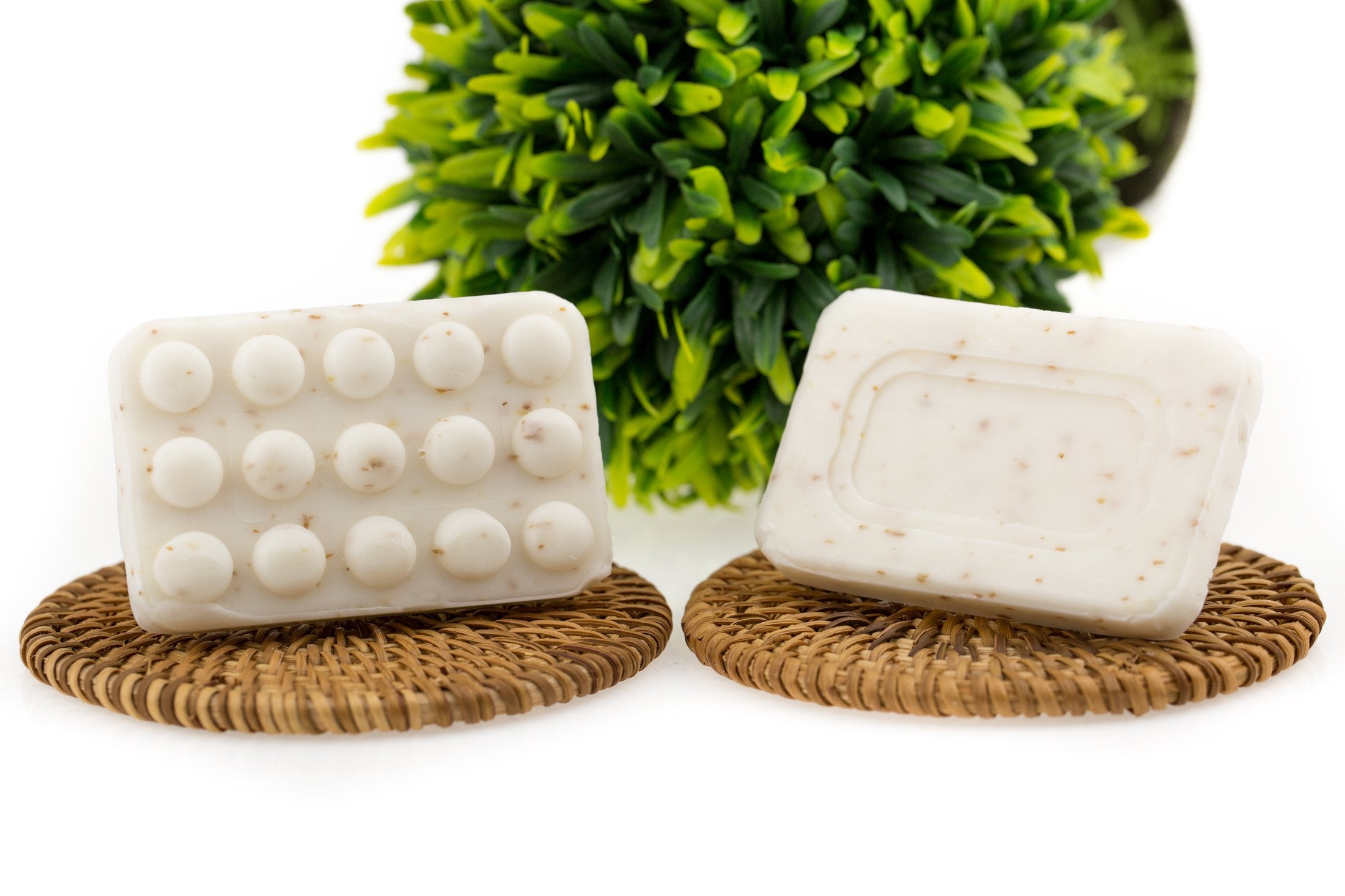 Rangement hôtelier compact avec barres savon, solution logistique efficace