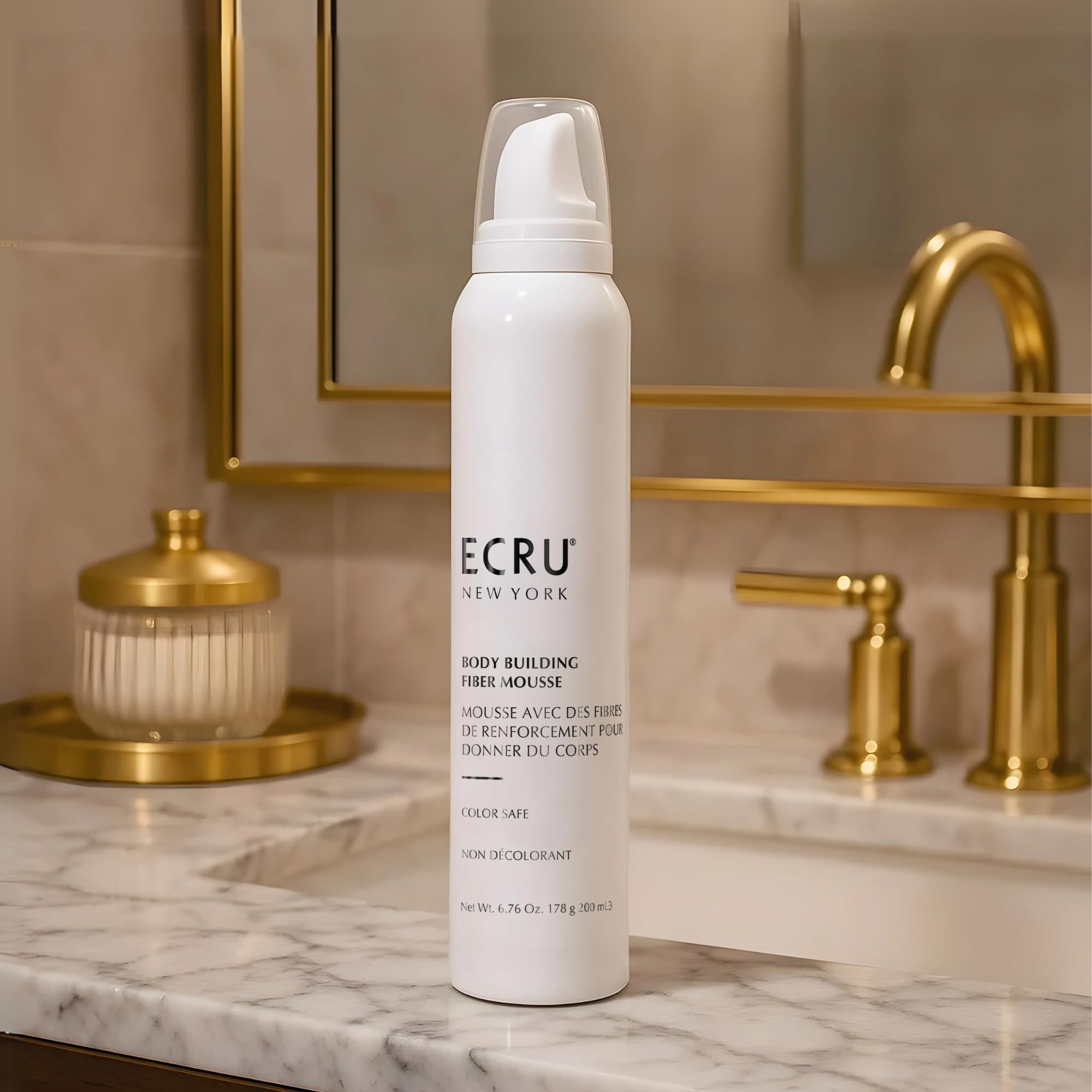 Finition naturelle et légère apportée par ECRU New York Body Building Fiber Mousse.