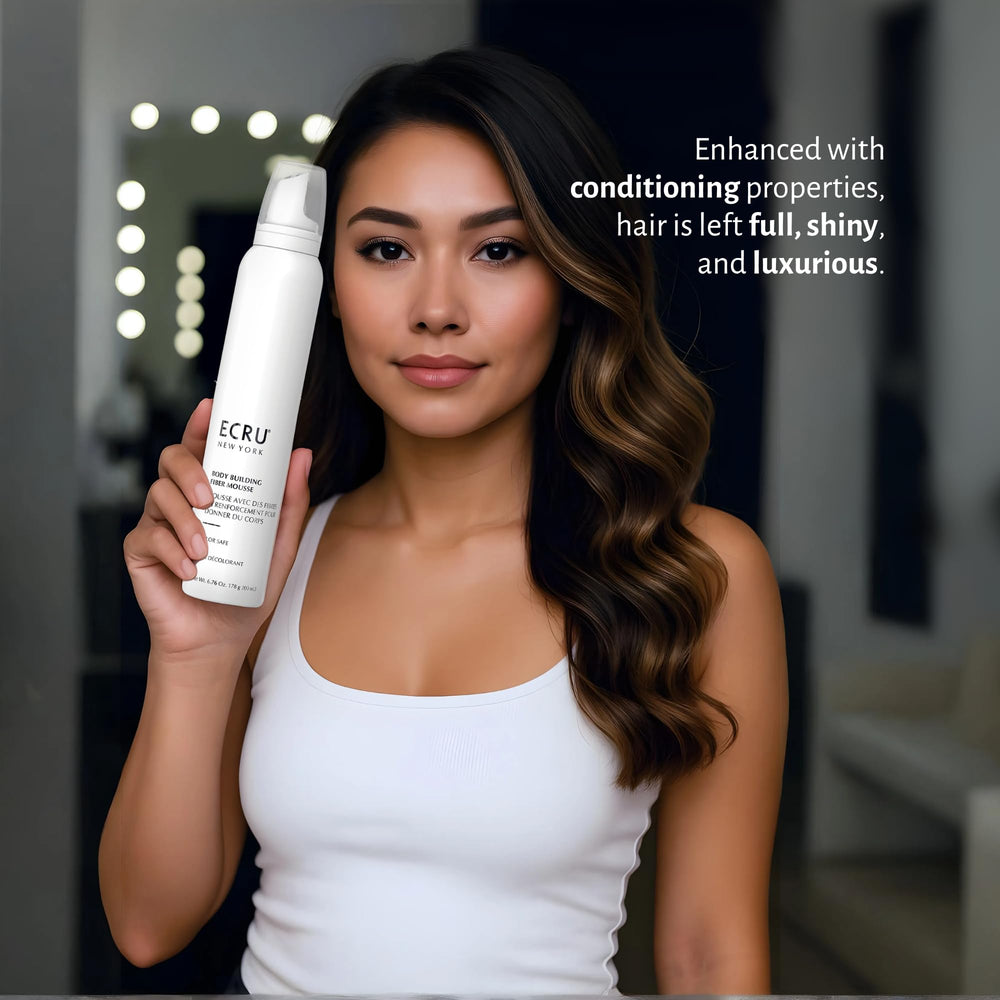 Volume pour cheveux fins grâce à la mousse ECRU New York Body Building Fiber.
