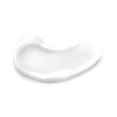 Application rapide Eight Saints crème retinol sur le visage.