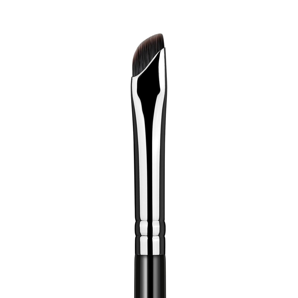 Brosse Eyeliner EIGSHOW croissant-angle pour tracé précis du ras de cils.