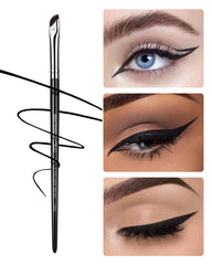 Brosse Eyeliner EIGSHOW forme anguleuse facilite l’application sur les ailes des yeux.