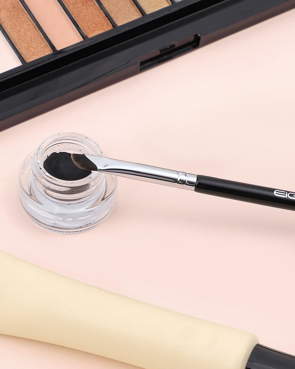Brosse Eyeliner EIGSHOW poils synthétiques fins glissent pour des lignes nettes.
