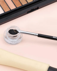 Brosse Eyeliner EIGSHOW poils synthétiques fins glissent pour des lignes nettes.