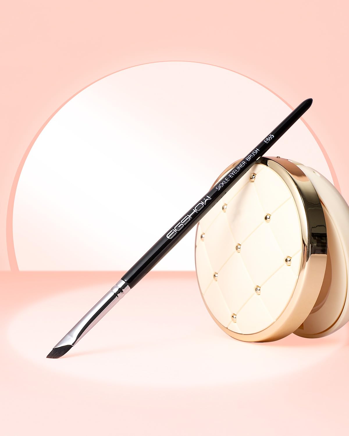 Brosse Eyeliner EIGSHOW douceur et performance pour des traits sans effort.