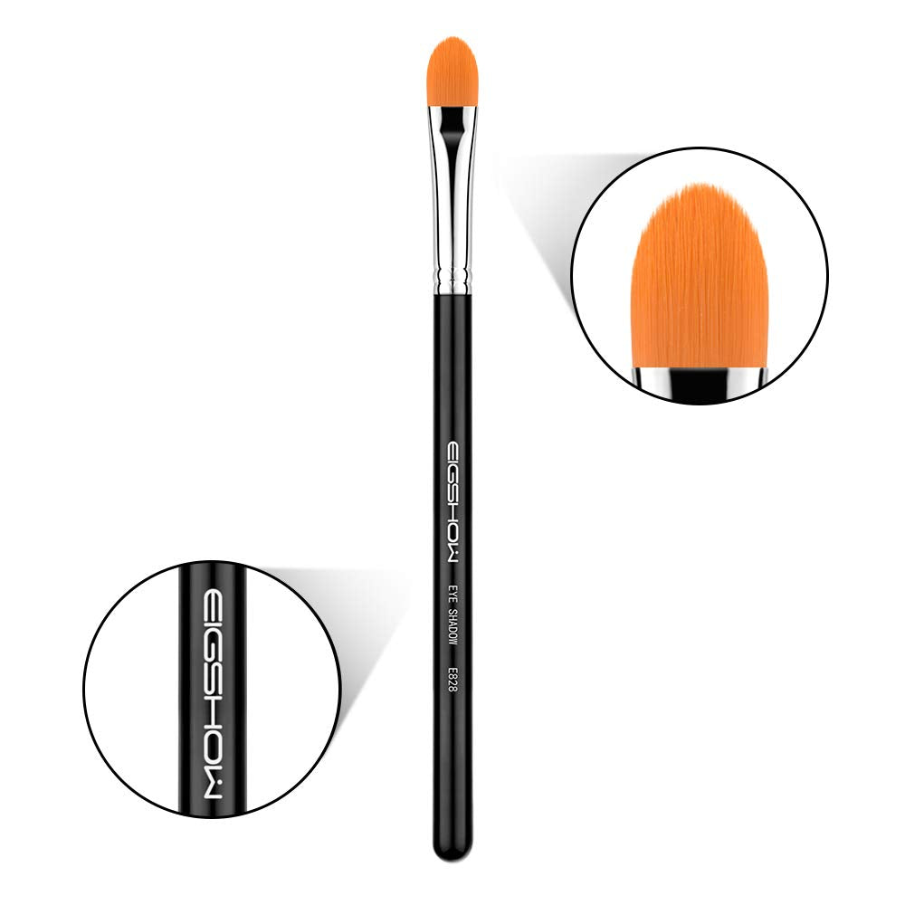 Pinceau correcteur yeux EIGSHOW pour corriger et éclaircir délicatement.