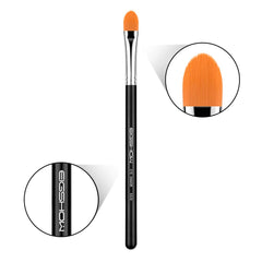Pinceau correcteur yeux EIGSHOW pour corriger et éclaircir délicatement.