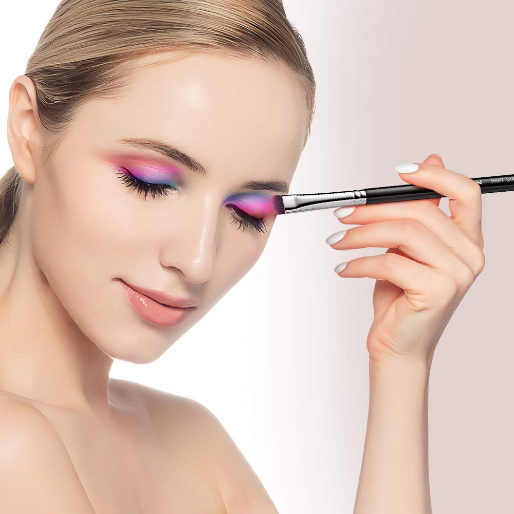 Pinceau EIGSHOW finition opaque sur la paupière pour une couleur intense.