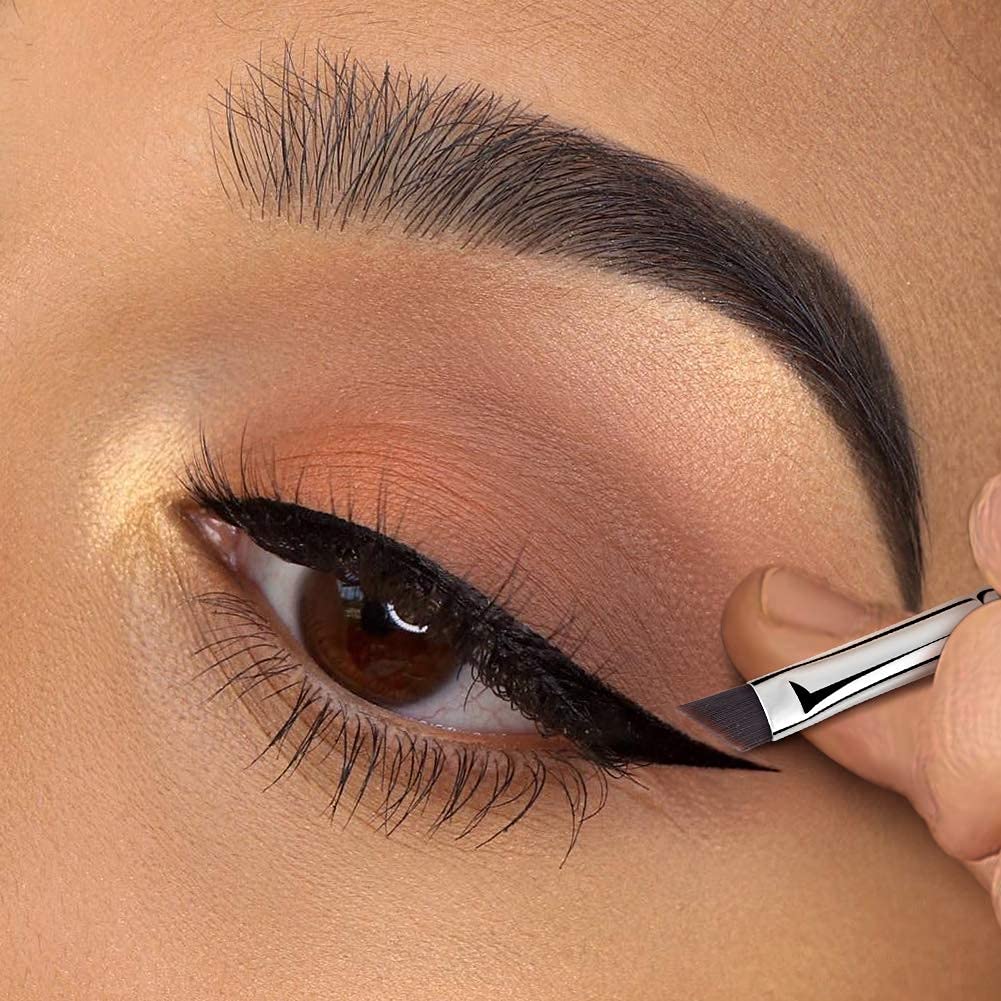 Pinceau Eyeliner EIGSHOW poignée ergonomique pour utilisation confortable.
