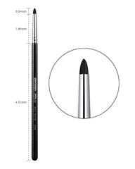 Brosse smudge Eigshow pour la ligne des cils et un contour net.
