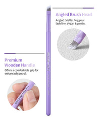 Pinceau Eyeliner Fin Angulé EIGSHOW PRO montrant des poils argent infusés.