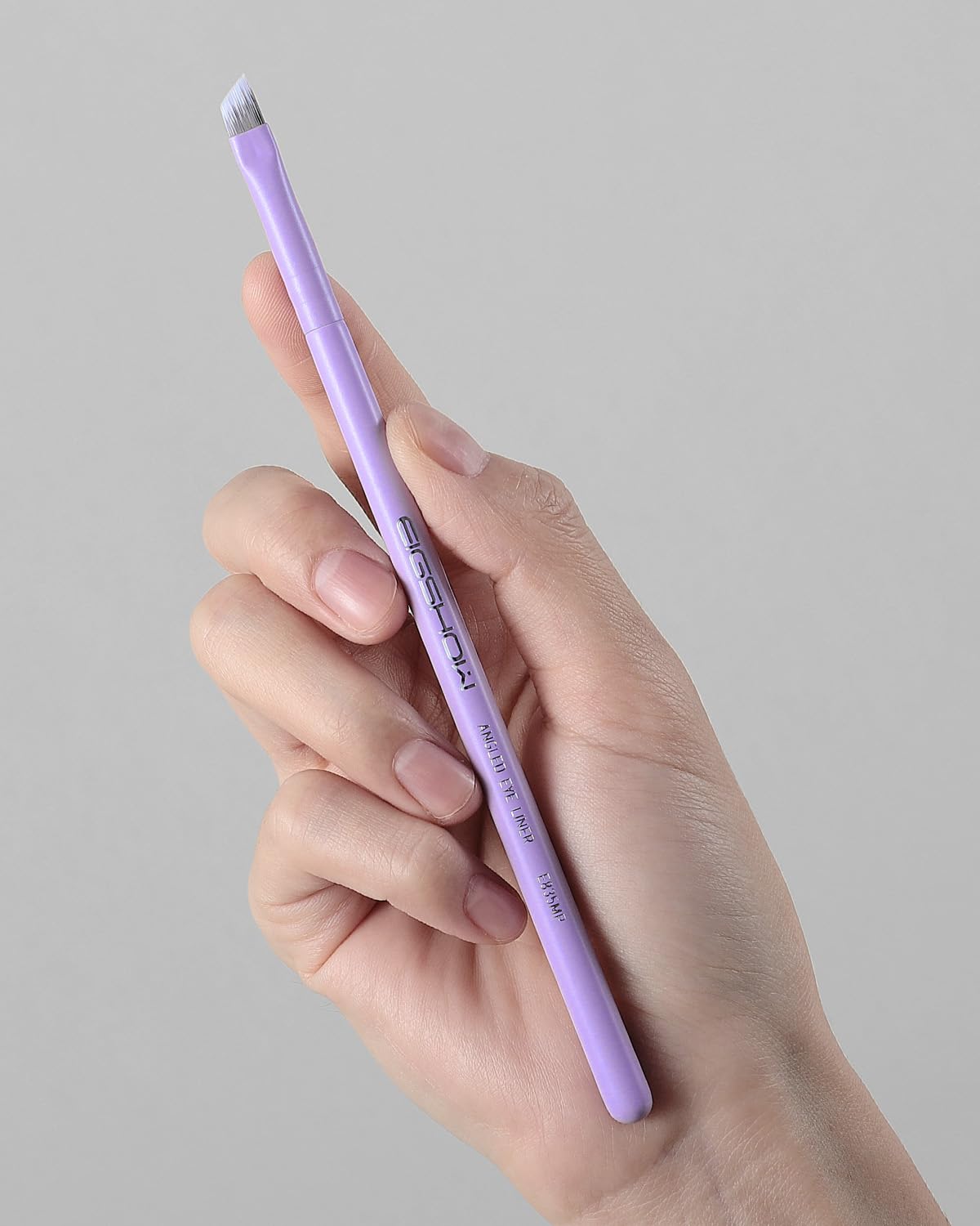 Pinceau Eyeliner Fin Angulé EIGSHOW PRO précision dans les zones difficiles.