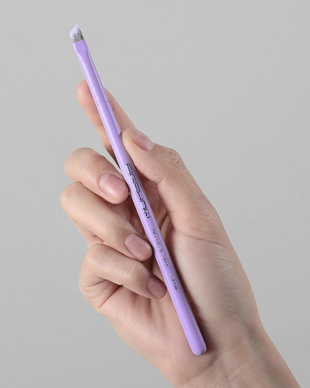 Pinceau Eyeliner Fin Angulé EIGSHOW PRO précision dans les zones difficiles.