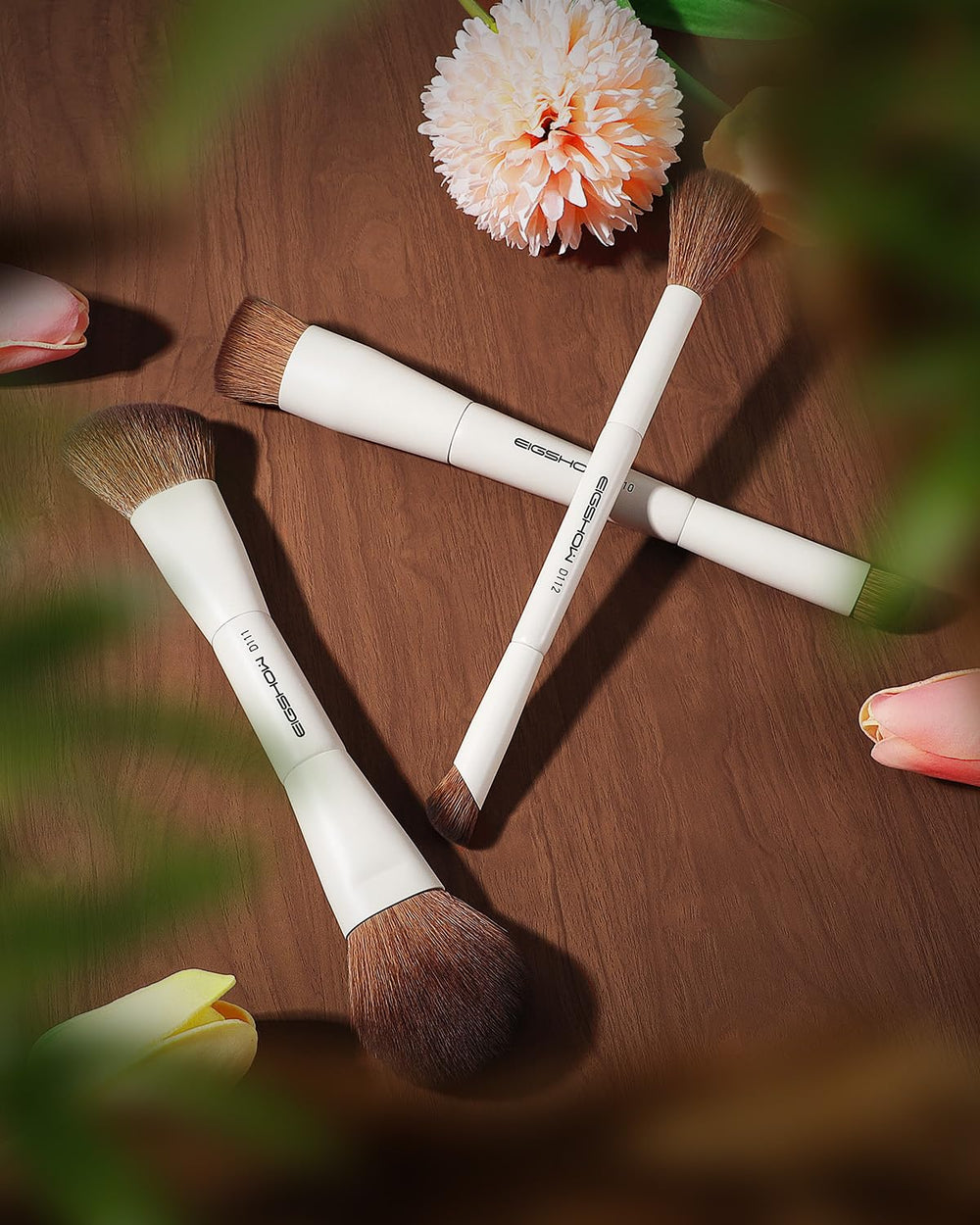 Set maquillage portable EIGSHOW pour retouches en déplacement.