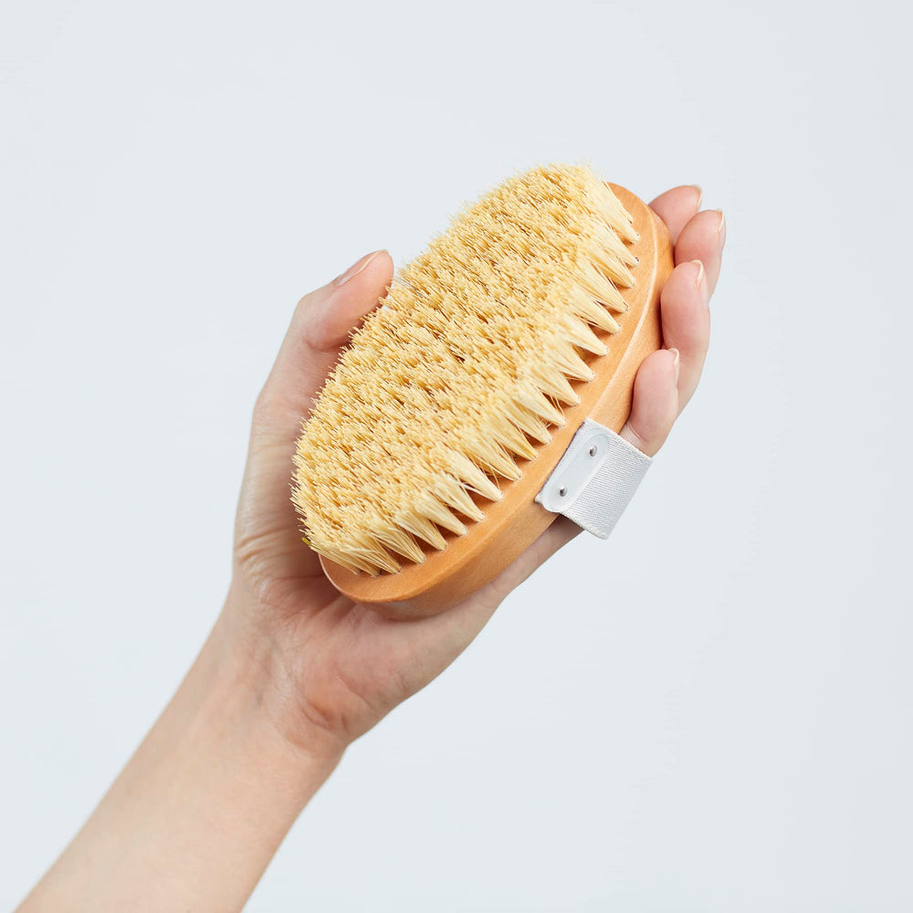 Brosse Detox Corps ELEMIS avec brins naturels stimule la circulation lymphatique pour tonifier.