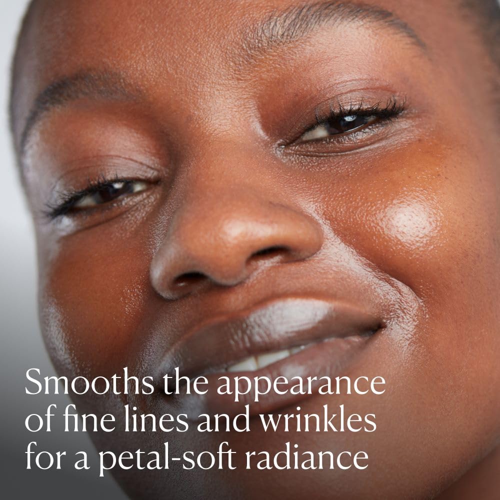 Extrait d'huile de rose anglaise évoqué, symbole de luminosité naturelle pour la peau.