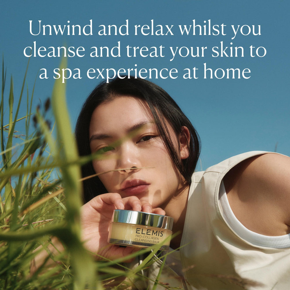 Massage du visage et du cou avec le baume ELEMIS.