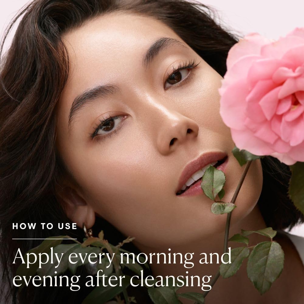 Visage radieux et peau douce après l’application de Pro-Collagen Rose d’ELEMIS.