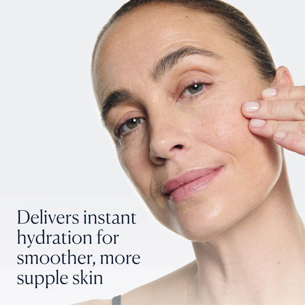 Application du Sérum ELEMIS Pro-Collagen Renewal sur le visage par massage.