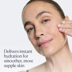 Application du Sérum ELEMIS Pro-Collagen Renewal sur le visage par massage.