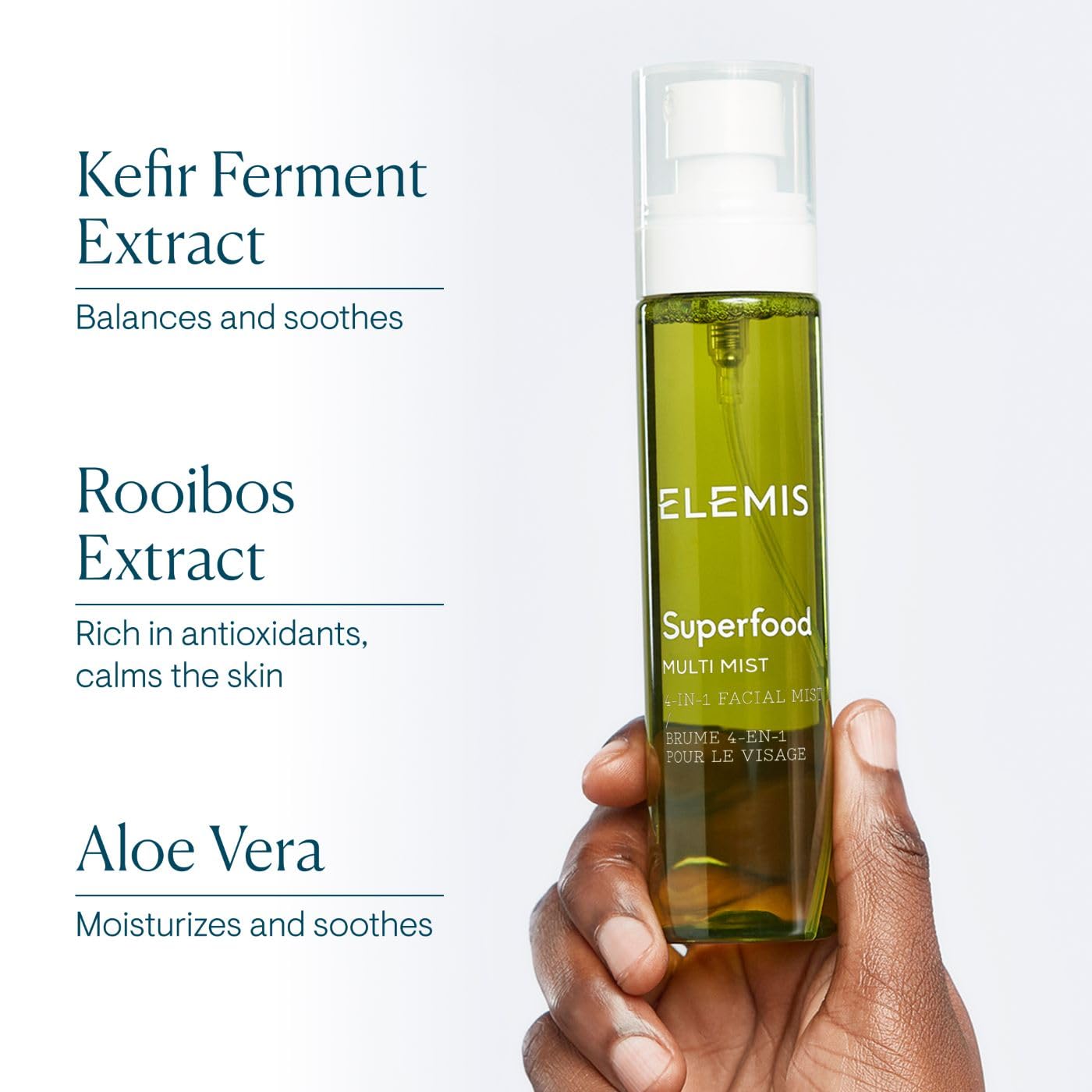 ELEMIS Superfood Multi Mist pulvérisation à distance douceur sur le visage.